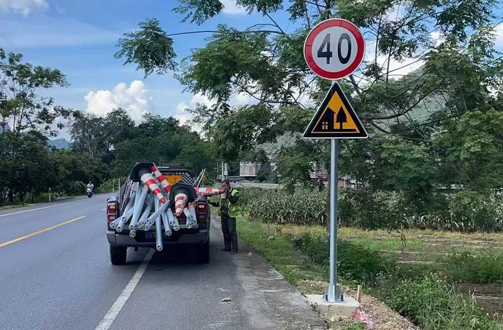 道路限速牌+三角警示牌